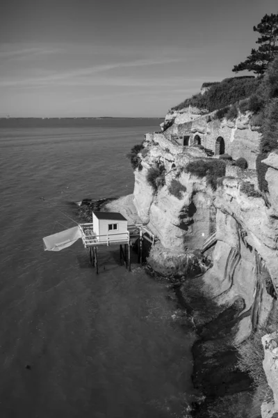 ジロンド島の石灰岩の崖の底にある伝統的な漁師の木造小屋 Meschers Sur Gironde — ストック写真