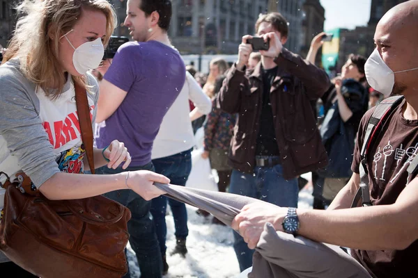 Amsterdam, Hollanda, Noord Holland - 5 Nisan 2014 Cumartesi - Baraj Meydanı'nda Yastık Savaşı