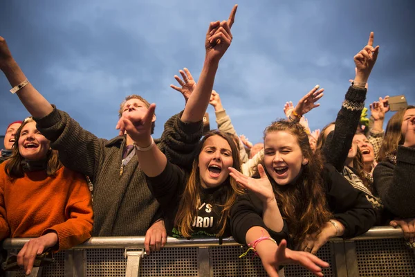 Traena Norvège Juillet 2016 Public Applaudissant Concert Groupe Folk Rock — Photo