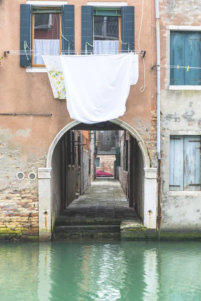 Tvätt Och Linne Torkning Fönstret Över Venetiansk Kanal Venedig Italien — Stockfoto