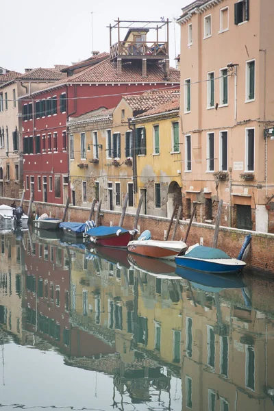 Típico Pequeno Canal Romântico Veneziano Névoa Veneza Itália — Fotografia de Stock