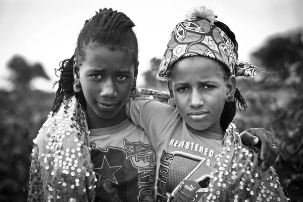 セネガル フェロ準備金 2013年11月2日 学校に行く途中で伝統的な衣装の若い女の子 — ストック写真