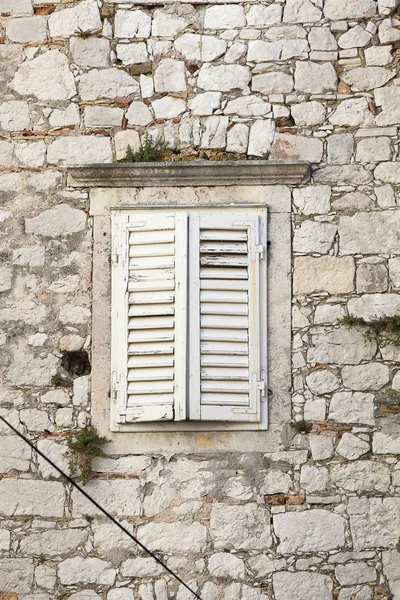 Persiana Legno Bianco Chiuso Una Vecchia Casa Pietra — Foto Stock