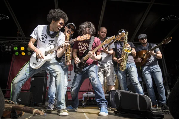 Amsterdam, Hollanda - 3 Temmuz 2016: Alternatif Cezayirli grup Djmawi Africa'nın Amsterdam Roots Open Air konseri, Oosterpark'ta düzenlenen ücretsiz halk kültür festivali