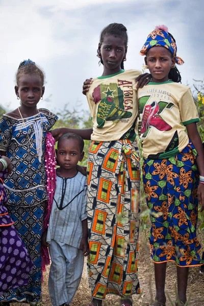 Senegal Ferlo Reserve November 2013 Jonge Meisjes Traditionele Kleding Weg — Stockfoto