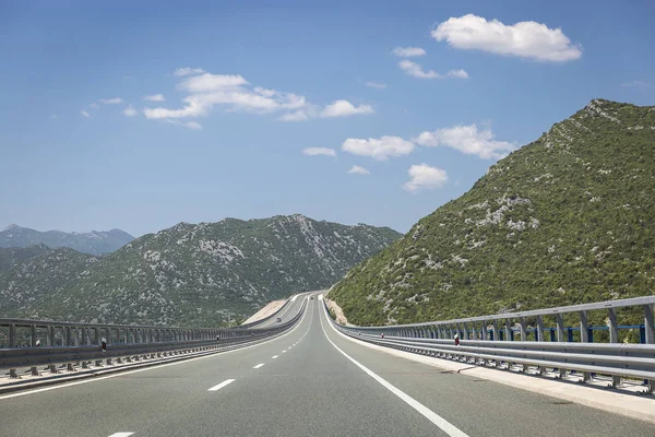 Güney Hırvatistan'da güneşli ilkbahar veya yaz kırsalından geçen otoyol yolu