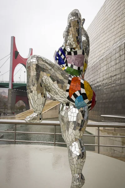 Bilbao, İspanya - 19 Mart 2015: Niki de Saint Phalle sergisi sırasında Bilbao'daki Guggenheim Müzesi (27 Şubat - 7 Haziran 2015) , Biscay, Bask Ülkesi, İspanya