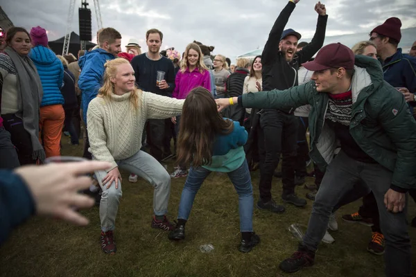Traena Norsko Červenec 2016 Mladí Lidé Tančí Baví Během Sady — Stock fotografie