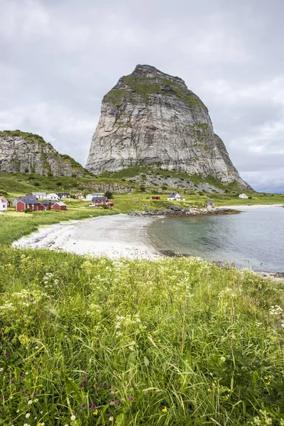 Costa Escandinava Paisaje Noruego Con Pueblo Pesquero Tradicional Una Montaña —  Fotos de Stock