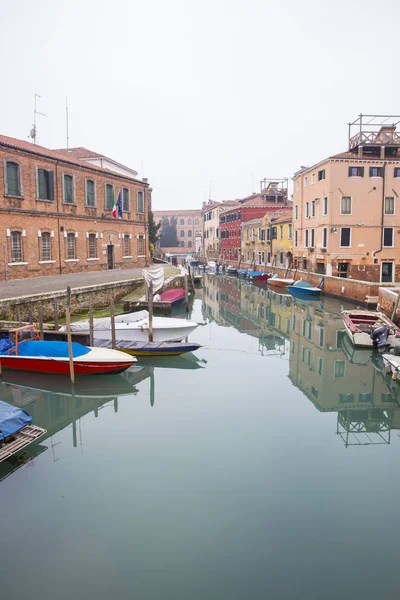 Típico Pequeno Canal Romântico Veneziano Névoa Veneza Itália — Fotografia de Stock