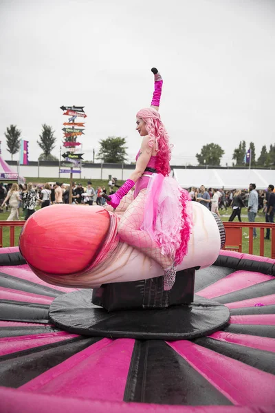Amsterdam Holandia Lipiec 2017 Kobieta Ubrana Jak Różowy Flaming Jazda — Zdjęcie stockowe