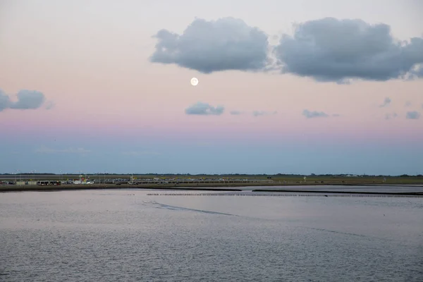 Okyanusta Pembe Gökyüzü Ile Gün Batımı Yükselişi Friesland Hollanda — Stok fotoğraf