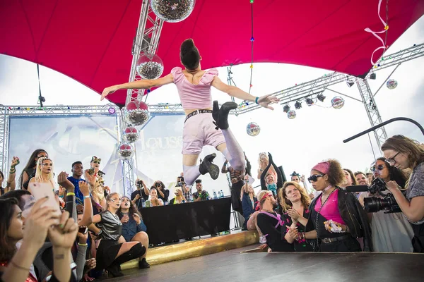 Ámsterdam Países Bajos Julio 2017 Bailarina Saltando Aire Actuando Milkshake —  Fotos de Stock