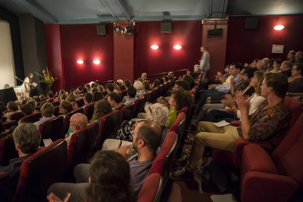 Amsterdam, Hollanda - 27 Ağustos 2016: Dünya Sineması Amsterdam'ın kapanış ödül törenine seyirci, 18-27/08/2016 tarihleri arasında düzenlenen dünya film festivali