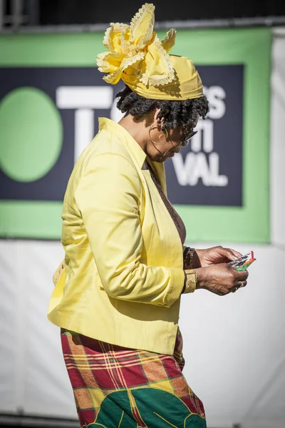Ámsterdam Países Bajos Julio 2016 Mujer Caribeña Vestida Con Colorido — Foto de Stock