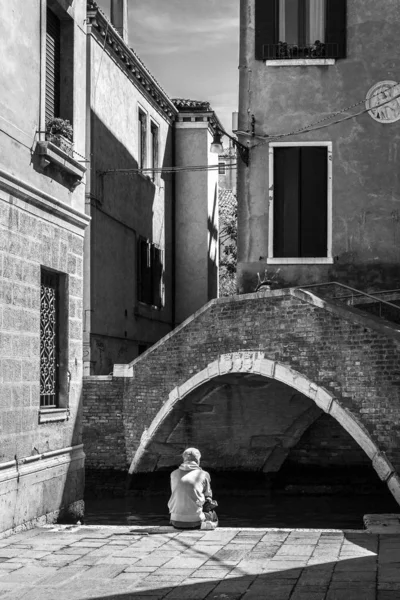 Hombre Descansando Junto Canal Casco Antiguo Venecia Italia — Foto de Stock