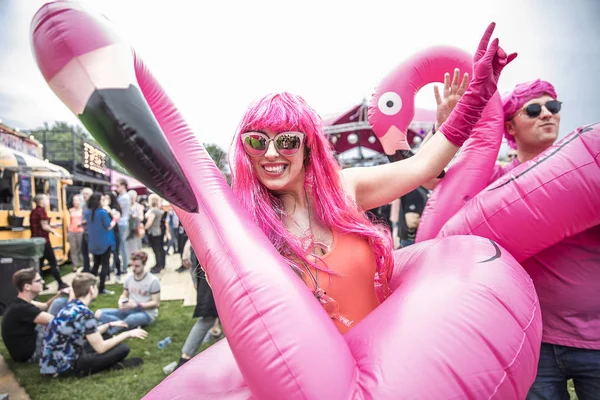 Amsterdam Países Bajos Julio 2017 Damas Vestidas Flamenco Rosa Con —  Fotos de Stock