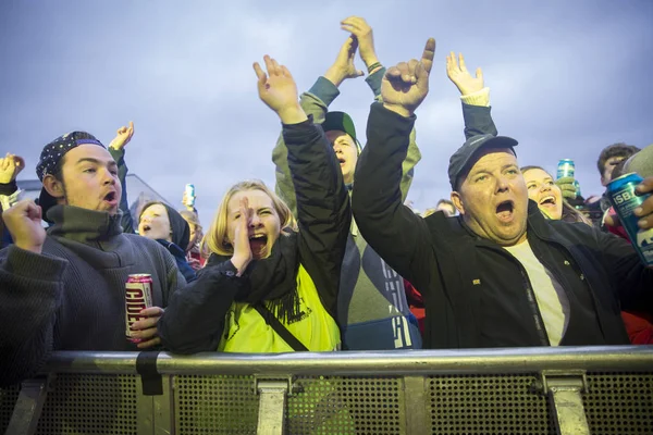 Traena Noorwegen Juli 2015 Publiek Cheering Klappen Met Wapens Het — Stockfoto