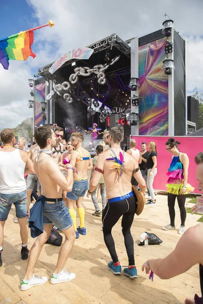 Amsterdam, Hollanda - 30 Temmuz 2017: Westerpark'taki Milkshake Festivali'nde güneşin altında dans eden insanlar