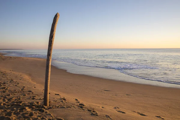 Vista Sobre Una Playa Atardecer Con Arena Dorada Mar Tranquilo — Foto de Stock