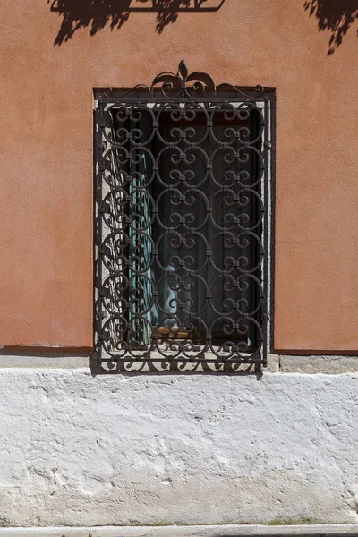 Finestra Con Griglia Decorativa Ferro Battuto Venezia Italia — Foto Stock