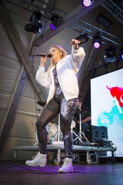 Traena, Norveç - 07 Temmuz 2016: Norveçli şarkıcı Astrid S'nin Traenafestival'deki konseri, küçük Traena adasında müzik festivali