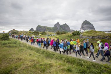 Traena, Norveç - 08 Temmuz 2015: Traenafestival sırasında Avrupa'nın en küçük eşcinsel Gururu'na katılan renkli bir grup insan, traena adasında düzenlenen müzik festivali.