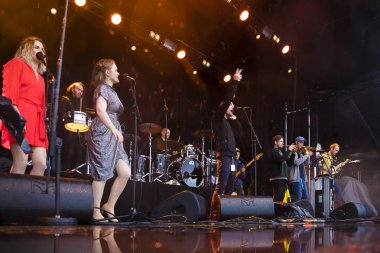 Traena, Norveç - 6 Temmuz 2017: Norveçli reggae ska grubu Queduhska'nın Traenafestival'de konseri, traena adasında müzik festivali gerçekleşiyor