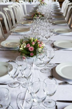 Bir etkinlik ya da düğün resepsiyonu için masa hazır.