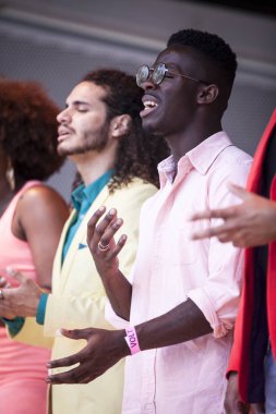 Amsterdam, Hollanda - 23 Temmuz 2016: Pembe Cumartesi kutlamaları sırasında Vondelpark'taki gösterilere ve etkinliklere katılan baba ve oğul 