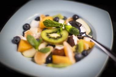 Lezzetli egzotik meyve salatası.