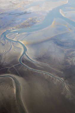 çamur ve kum banka su sarma ile düşük gelgit mudflat kıyı şeridi havadan görünümü, Frizya adası Ameland, Hollanda