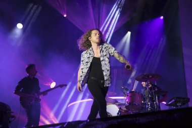 Nyon, İsviçre - 19 Temmuz 2017: Fransız pop şarkıcısı Julien Dore'un Paleo Festivali'ndeki konseri