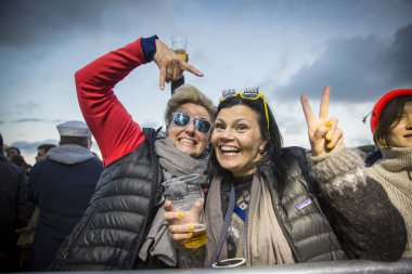 Traena, Norveç - 07 Temmuz 2016: Norveçli punk rock grubu Viagra Boys'un Traenafestival'deki konserinde seyirciler tezahürat yapıyor, traena adasında müzik festivali gerçekleşiyor