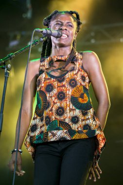 Nyon, İsviçre - 20 Temmuz 2017: Reggae konseri ve dub jamaikalı şarkıcı Jah9 ve Paleo Festivali'nde Dub Treatment