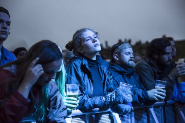 Traena, Norveç - 9 Temmuz 2016: Norveçli elektronik müzik ikilisi Ost & Kjex'in Traenafestival'deki konserinde seyirciler tezahürat yapıyor, traena adasında müzik festivali gerçekleşiyor