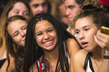 Nyon, İsviçre - 18 Temmuz 2017: Paleo Festivali'nde Fransız elektronik müzisyeni Petit Biscuit'in konserinde genç hayranların dinleyicileri