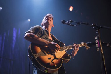 Amsterdam, Hollanda - 2 Kasım 2017: İsrailli şarkıcı Asaf Avidan'ın Amsterdam'daki Venue Melkweg konseri