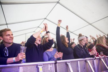 Traena, Norveç - 9 Temmuz 2016: Norveçli Punk Rock grubu Kuuk'un Traenafestival'deki konserinde seyirciler küçük Traena adasında düzenlenen müzik festivalinde tezahürat yapıyor