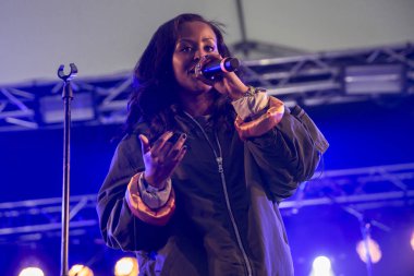 Traena, Norveç - 07 Temmuz 2016: İsveç merkezli Somalili şarkıcı Cherrie Hersi'nin Traenafestival'de konseri, traena adasında müzik festivali gerçekleşiyor