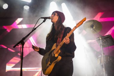 Traena, Norveç - 9 Temmuz 2016: Norveçli elektronik müzik ikilisi Ost & Kjex'in Traenafestival'de konseri, traena adasında müzik festivali gerçekleşiyor