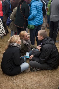 Traena, Norveç - 10 Temmuz 2013: Norveçli şarkıcı Hekla Stalstrenga'nın Traenafestival'deki konseri sırasında çekilen portreler, traena adasında düzenlenen müzik festivali.