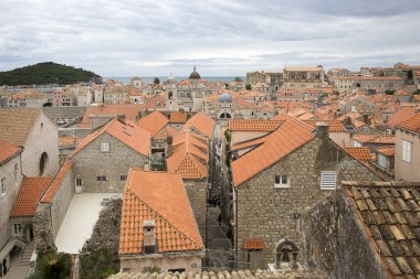 Bulutlu hava, Hırvatistan ile antik şehir duvarından eski şehir Dubrovnik turuncu çatıları görünümü