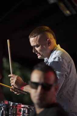 Amsterdam, Hollanda - 3 Temmuz 2016: Kübalı grup Elito Reve y su Charangon'ın Amsterdam Roots Open Air'deki konseri, Oosterpark'ta düzenlenen ücretsiz halk kültür festivali