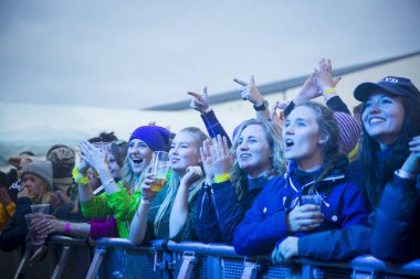 Traena, Norveç - 08 Temmuz 2016: Norveçli pop müzisyeni ve şarkıcı Dagny Norvoll Sandvik'in Traenafestival'deki konserinde seyirciler tezahürat yapıyor, traena adasında müzik festivali gerçekleşiyor