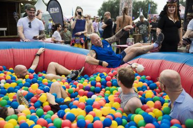 Amsterdam, Hollanda - 29 Temmuz 2017: Westerpark Milkshake Festivali'nde renkli bir top havuzunda eğlenen gençler
