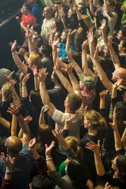 Amsterdam, Hollanda, 27 Mayıs 2016: İskoç folk rock grubu Travis'in konserinde melkweg konserinde seyirci