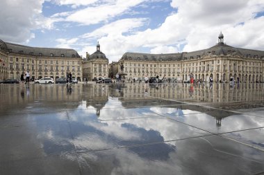 Bordeaux, Fransa 25 Nisan 2015: le Miroir deau, Place de la Bourse yakınlarındaki su aynası peyzaj sanatçısı Michel Corajoud tarafından tasarlandı.,