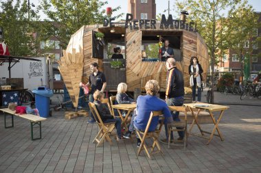 Amsterdam, Hollanda, 12 Eylül 2014, West'ival'de, Mercatorplein'de ücretsiz bir açık hava sinema ve kültür festivali. taramadan önce, hazırlık, insanlar etrafında asılı