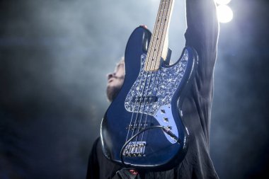 Bir elektrik bas gitar yakın